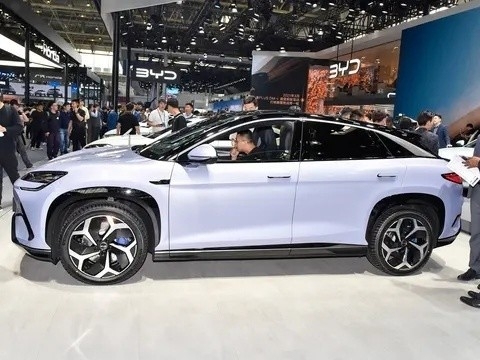 2024 Byd Sea Lion 07 閉閉式 5 ドア 5 シートSUV 610kmの走行距離と80.64kwhのバッテリー