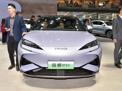 バイドシーライオン 07 EV 2024 610km 550km 長距離 225km/H 高速 FWD コンパクトSUV デュアルモーター