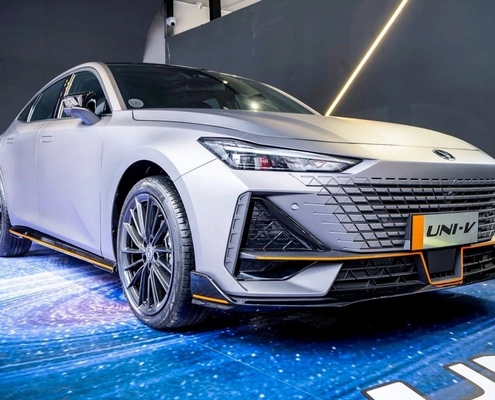 UNI-V 2.0 T 4 Wd オートガスの車 ガスの車 EV 車 タイヤ仕様 330kw