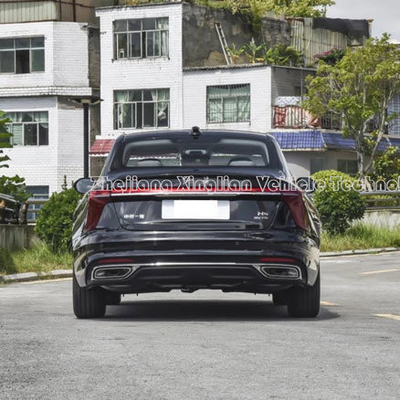 FAW Hongqi H5 ガソリン燃料車 閉ざされた車体型と白い外装色