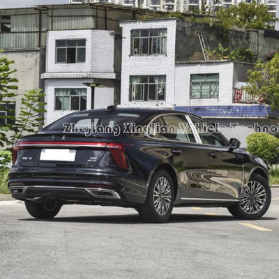 FAW Hongqi H5 ガソリン燃料車 閉ざされた車体型と白い外装色